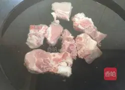 Illustration of how to make pork ribs and lotus root soup 1