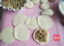 Illustration of how to make tofu skin buns 8