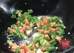 Illustration of how to make fried diced ham with colorful vegetables 10