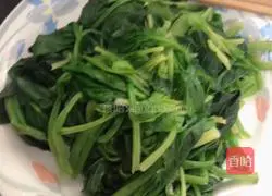 Illustration of how to mix spinach with vermicelli 5