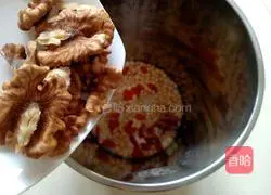 Illustration of how to make wolfberry walnut soy milk 5