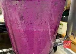 Illustration of how to make dragon fruit yogurt shake 3 