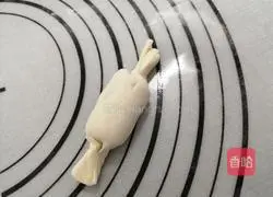 Illustration of how to make ham sausage candy 7