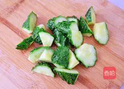 Detoxification Illustration of how to make celery juice 3