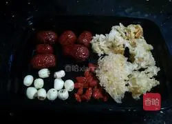 Illustration of how to make rock sugar, tremella and lotus seed soup 1