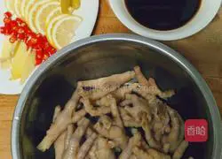 Illustration of how to make pickled pepper chicken feet 4