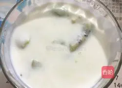 Illustration of how to make homemade kiwi yogurt 4