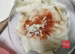 Illustration of how to make a large bowl of wide noodles 10