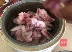 Illustration of how to make mutton chop and radish stew 1