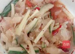 Illustration of how to make cucumber cold salad with white fungus 5