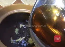 Illustration of how to make chicken soup with fresh bamboo shoots and black bear paw fungus 6