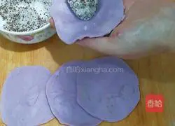 Illustration of how to make purple sweet potato cakes with perilla filling 12
