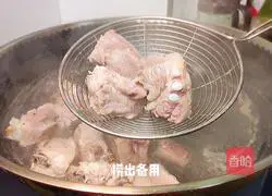 Illustration of how to cook pork ribs and corn stew 3