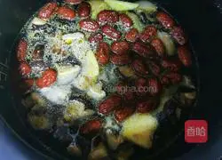 Illustration of how to make chicken soup with mushrooms and red dates 3