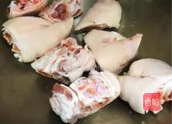 Lotus root and pig trotters soup recipe 2