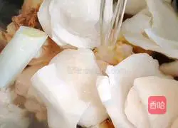 Illustration of how to make bamboo shoots and coconut chicken soup 6