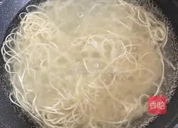 Illustration of how to make shredded chicken cold noodles 5