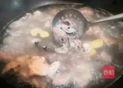 Illustration of how to make chicken soup with cuttlefish and lotus seeds 5