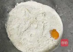 Illustration of how to cut small steamed buns with milk-flavored knife 2