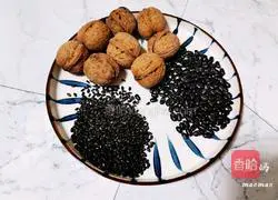 Illustration of how to make walnut and black rice soy milk 1