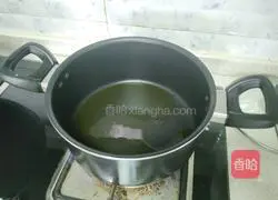 Illustration of how to make tomato and egg crispy broth 4