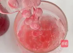 Illustration of how to make green orange pop cranberry drink 2