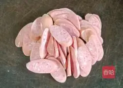 Illustration of how to make sausage and egg fried pasta 4