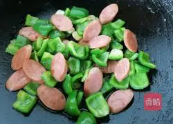 Illustration of how to make fried sausage with green pepper 7