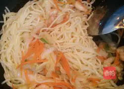 Illustration of how to make shrimp fried noodles 9