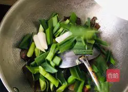 Illustration of how to stir-fry pork face with green garlic 4