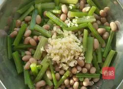 Illustration of how to stir-fry celery and peanuts 14