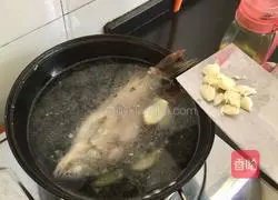 Illustration of how to make braised crucian carp 6