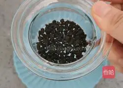 Illustration of how to make lemon iced Pu'er tea 3