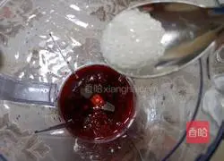 Illustration of how to make cool raspberry juice 3