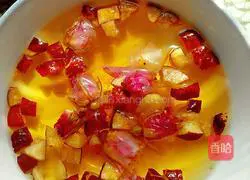 Illustration of how to make rose red date tea 3