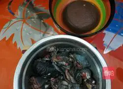 Illustration of how to make black fungus stewed with chicken soup 2