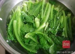 Illustration of how to make cabbage, wolfberry and tofu soup 9