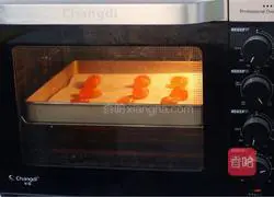 Illustration of how to make salted egg yolk and meat floss green dumplings 4