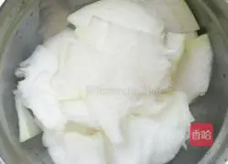 Illustration of how to make bacon and winter melon soup 1