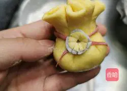 Illustration of how to make money bag bean paste buns 9