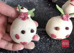 Illustration of how to make small dumpling steamed buns with grass on the head 12