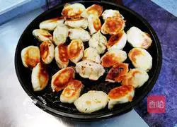 Illustration of how to make fried leek and egg vermicelli buns 13