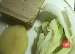Illustration of how to make cabbage, potato and frozen tofu soup 1