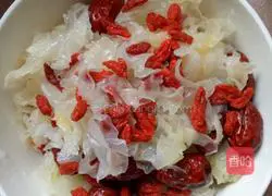 Illustration of how to make red dates, wolfberry and white fungus soup 2