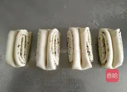 Illustration of how to make pepper, salt and black sesame flower rolls 9