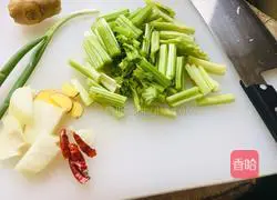 Illustration of how to make fried duck with celery 4