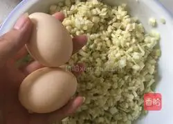 Illustration of how to make eggplant pancakes 4