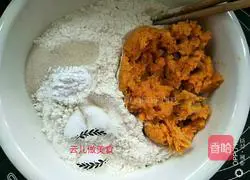 Illustration of how to make sweet potato and coarse grain steamed flower rolls 3