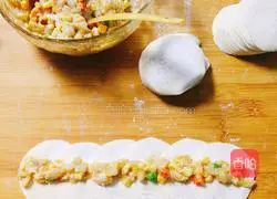 Illustration of how to make fried shrimp and rose flower dumplings 3