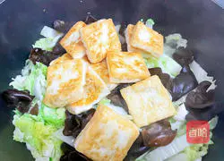 Illustration of how to make ham, cabbage and tofu stew 10